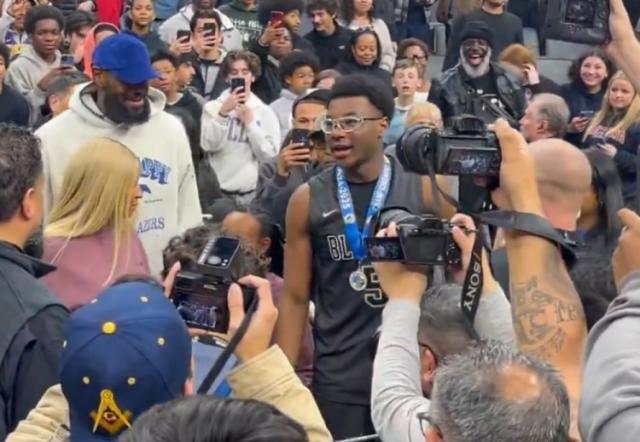 云开体育-詹皇见证二儿子高中夺冠!未来父子三人NBA同台?