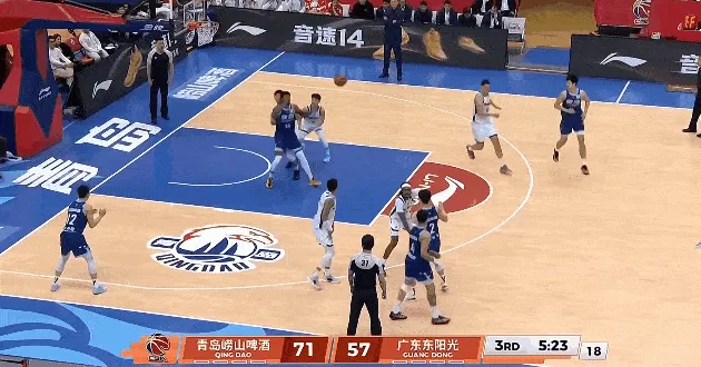 云开体育-米奇轻松转身打进砍下32分11篮板，青岛领先广东至16分